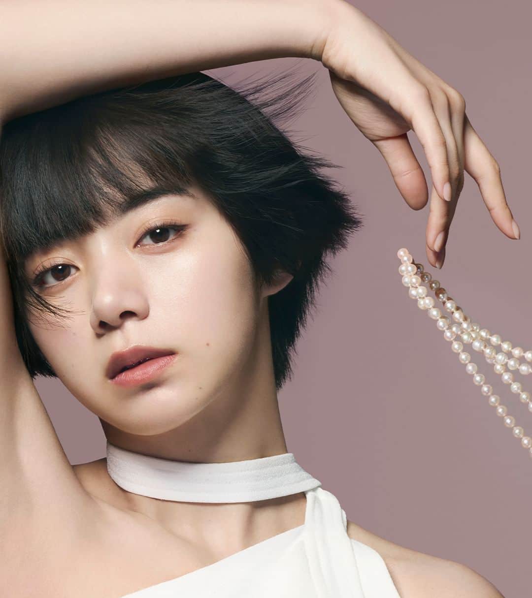 マキアージュのインスタグラム：「＼5.21発売！／仕上がりを追求した​ルースパウダーがリニューアル✨  真珠のような上品な #透明つや肌 が続く そのヒミツは独自製法 「ドラマティック エッセンスヴェール製法」🔬  ▶︎ポイント１​ 肌にのせた瞬間とろけてフィット 毛穴やキメをカバー “真珠のようなつやを演出​”  ▶︎ポイント2 #浸透型うるおい美容液 角層のすみずみまでうるおいを届け​ “毛穴を目立たせない​​”  ▶︎ポイント3 皮脂を吸収＆ 乾きを感知して​水分を放出 “メイクしたての美肌が1日中続く​”  きめ細かく くずれにくい​仕上がりが あなたを満足させてくれるはず✨  ⬛ドラマティック エッセンスヴェール ルースパウダー (レフィル) ＜フェイスパウダー＞ 各色 ￥3,080円（税込） クリア / シアーラベンダー  ​ ⬛ドラマティック エッセンスヴェール ルースパウダー用ケース 各色 ￥1,100円（税込） ​ ⬛ドラマティック エッセンスヴェール ルースパウダー用パフ 各色 ￥660円（税込）  ​※価格は参考小売価格です （お店によって異なる場合があります。)  ----------------------------------------------   マキアージュ公式Instagramでは  新商品やメイクに関する様々な情報を  お届けしています！   気になった方はぜひ  @maquillage_jp のプロフィールから  checkしてみてください🫶  ----------------------------------------------  #マキアージュ #新作コスメ #新発売 #ドラマティックエッセンスヴェールルースパウダー #毛穴レス #ルースパウダー #フェイスパウダー #毛穴レス #おすすめコスメ #うるおい #美容液 #垢抜けメイク #素肌 #パウダー #透明感 #グリシルグリシン」