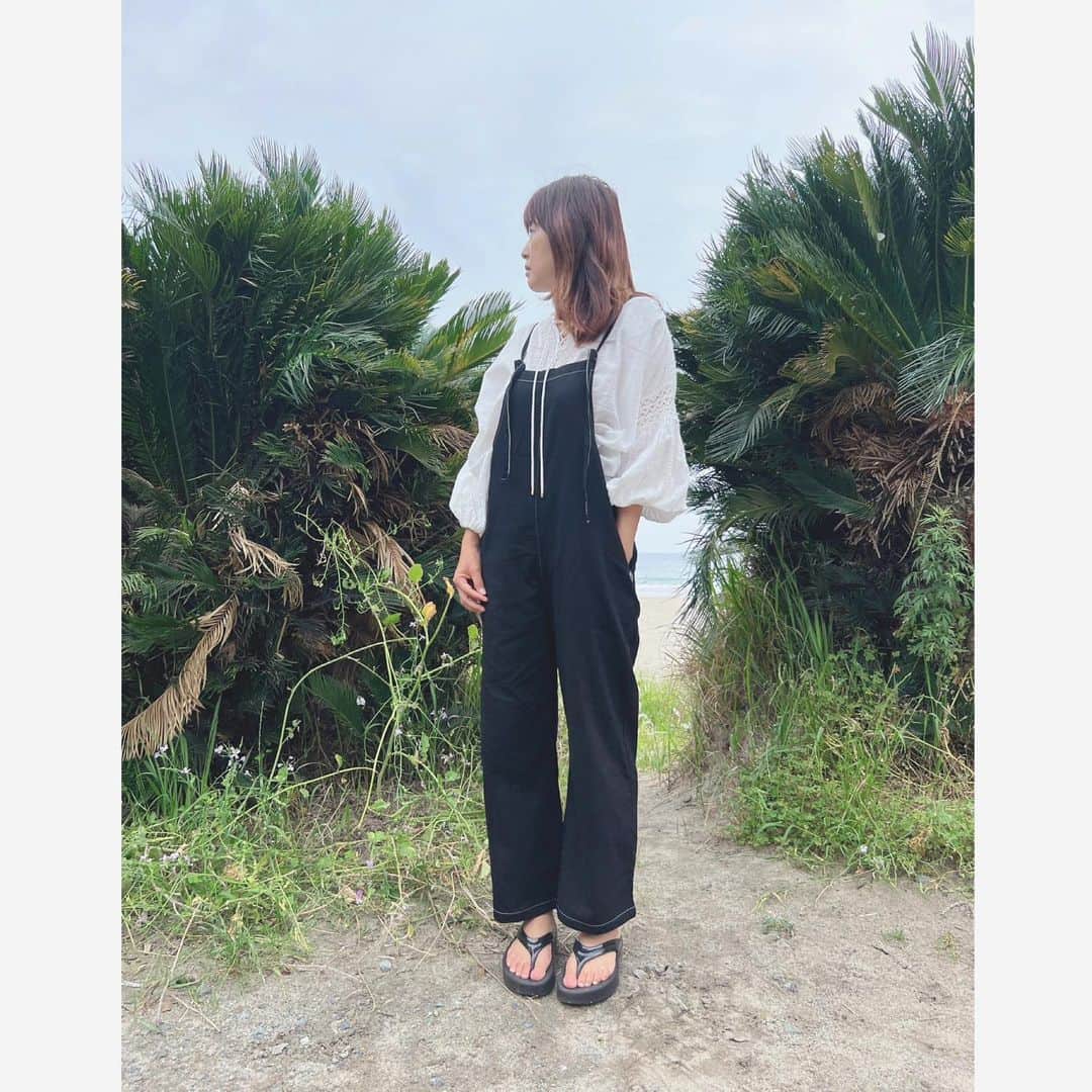 のインスタグラム：「伊豆下田は 今日から3日間、黒船祭りです🚢 沖に黒船が来航してました🇺🇸  G B L U E 🤍 フロントがレースアップな コットンブラウス♡ 袖口ゴムなので、好きな袖丈に調整出来ます♡ コットンなので肌触り良きです♡  リネンサロペット♡ 肩紐で長さ調整出来るので 身長選ばずです♡  #gblue #pinkmafia #pinkmafiasmd #izu #shimoda」