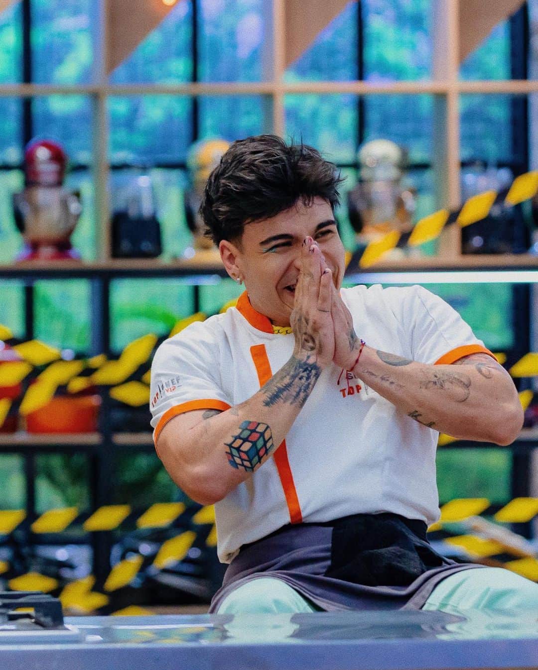 Sebastián Villalobosさんのインスタグラム写真 - (Sebastián VillalobosInstagram)「Hoy quiero hablarles de cómo cuando visualizas algo y trabajas para conseguirlo, si lo haces de buena fe… no tardarás en ver resultados. Siempre he sido una persona que se exige demasiado, que le gusta esforzarse al máximo y dar lo mejor de sí mismo en cada cosa que se propone… y mi experiencia en las cocinas de Top Chef VIP no es la excepción. En el capítulo de hoy (alerta spoiler) GANÉ EL CUCHILLO DE ORO, y para quienes no entienden muy bien.. quizá no comprendan la inmensa felicidad que siento, el agradecimiento para conmigo mismo y el resultado de los días de estudio, las horas de video que he visto aprendiendo recetas y la cantidad enorme de errores que he ido corrigiendo poco a poco. Apenas es el principio y todavía me falta un camino largo por seguir aprendiendo, pero estos reconocimientos llegan como una palmada en la espalda y la vida diciendo: “todo está valiendo la pena”. ESTOY FELIZ, FELIZ, FELIZ Y CON MUCHÍSIMAS GANAS DE MOSTRARLES CÓMO LA COCINA SE HA VUELTO UNA DE ESAS PASIONES QUE NO SABÍA QUE TENÍA! GRACIAS A TODOS LOS QUE CONFÍAN EN MÍ Y EN MI PROCESO, ESPERO SEGUIRLOS SORPRENDIENDO Y HACERLOS SENTIR ORGULLOSOS! ESTE TRIUNFO SE LO DE DICO A MI ABUELA.. LA PERSONA QUE LE TRANSFIRIÓ LOS CONOCIMIENTOS DE COCINA A MI MAMÁ, PARA QUE MÁS TARDE.. ELLA LOS COMPARTIERA CONMIGO! y un agradecimiento especial a @pieceofcakkke @camilomurcci sin ustedes tampoco sería posible continuar dándola toda! 🫶🏼✨🔪🏆」5月19日 11時02分 - sebas