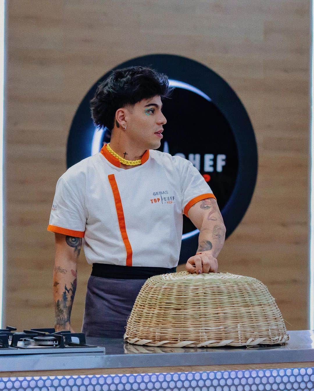 Sebastián Villalobosさんのインスタグラム写真 - (Sebastián VillalobosInstagram)「Hoy quiero hablarles de cómo cuando visualizas algo y trabajas para conseguirlo, si lo haces de buena fe… no tardarás en ver resultados. Siempre he sido una persona que se exige demasiado, que le gusta esforzarse al máximo y dar lo mejor de sí mismo en cada cosa que se propone… y mi experiencia en las cocinas de Top Chef VIP no es la excepción. En el capítulo de hoy (alerta spoiler) GANÉ EL CUCHILLO DE ORO, y para quienes no entienden muy bien.. quizá no comprendan la inmensa felicidad que siento, el agradecimiento para conmigo mismo y el resultado de los días de estudio, las horas de video que he visto aprendiendo recetas y la cantidad enorme de errores que he ido corrigiendo poco a poco. Apenas es el principio y todavía me falta un camino largo por seguir aprendiendo, pero estos reconocimientos llegan como una palmada en la espalda y la vida diciendo: “todo está valiendo la pena”. ESTOY FELIZ, FELIZ, FELIZ Y CON MUCHÍSIMAS GANAS DE MOSTRARLES CÓMO LA COCINA SE HA VUELTO UNA DE ESAS PASIONES QUE NO SABÍA QUE TENÍA! GRACIAS A TODOS LOS QUE CONFÍAN EN MÍ Y EN MI PROCESO, ESPERO SEGUIRLOS SORPRENDIENDO Y HACERLOS SENTIR ORGULLOSOS! ESTE TRIUNFO SE LO DE DICO A MI ABUELA.. LA PERSONA QUE LE TRANSFIRIÓ LOS CONOCIMIENTOS DE COCINA A MI MAMÁ, PARA QUE MÁS TARDE.. ELLA LOS COMPARTIERA CONMIGO! y un agradecimiento especial a @pieceofcakkke @camilomurcci sin ustedes tampoco sería posible continuar dándola toda! 🫶🏼✨🔪🏆」5月19日 11時02分 - sebas