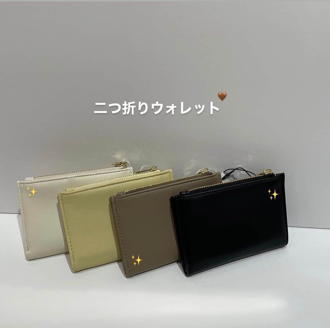 3COINS lN LUMINEのインスタグラム：「こんにちは 3COINSルミネ荻窪店です（＾_＾）  今回は新しく入荷した二つ折りのウォレットをご紹介致します🏷 お色は、4色展開となっておりカード入れも備えられています！！  ・二つ折りウォレット　　IV YE BE BK サイズ:縦　13cm  横　9cm  500円　(税込  550円)  ぜひお近くの店舗にお立ち寄りください ⚠️店舗により在庫状況が異なります  #3coins #スリーコインズ #スリコ #スリコ新商品」