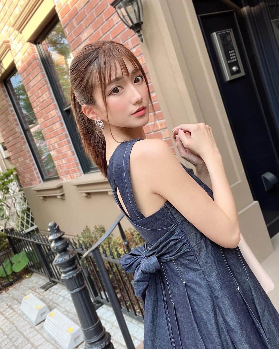 のインスタグラム：「・  最近ヘビロテしてる 大好きなワンピース👗🩷  @mercuryduo_com  @mercuryduo_styling   後ろの大きめリボン🎀がポイントになってて バックスタイルがめっちゃかわいいの❤️  前から見ると ウエストが絞られて綺麗なシルエットに👗✨  このワンピ着ておしゃれなカフェや リゾートに行きたいな🏝️  ・ ・ ・  This is my favorite dress these days. 👗 This is by Mercury Duo.  @mercuryduo_styling  @mercuryduo_com   I want to wear this to go to a cafe or a resort.🏝️♡  ・ ・ ・  #mercuryduo #マーキュリーデュオ#pr#ワンピ#ワンピース #ワンピースコーデ #デニムワンピース #インディゴ#夏#夏コーデ #夏ワンピース #リゾート#リゾートワンピ#リゾートコーデ #モデル#かわいい#コーディネート#ファッション#30代コーデ #coordinate#fashion #fashionstyle #dress#onepiece #japanlife #japanesegirl #tokyo#tokyogirl #model#modellife」