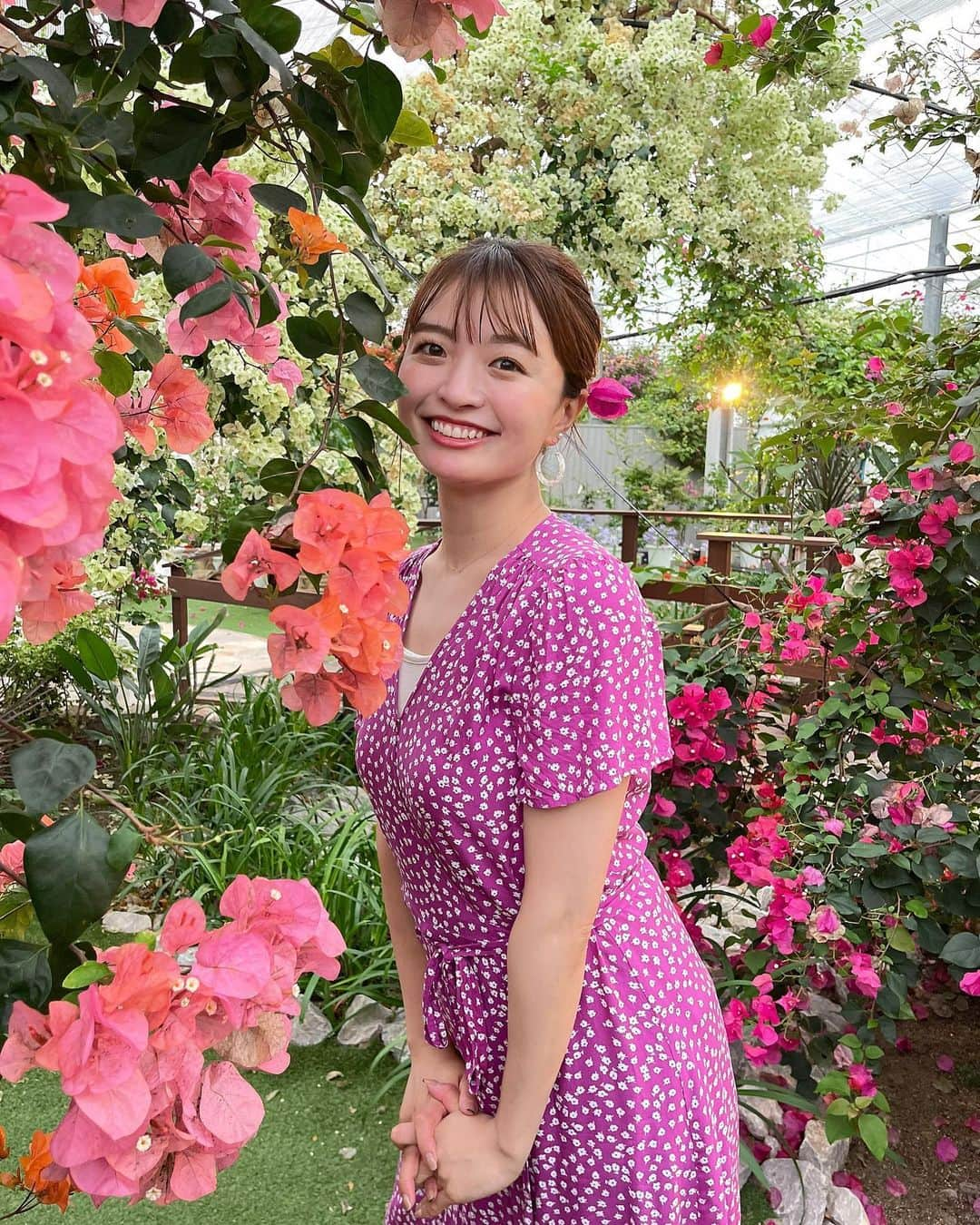 中谷萌のインスタグラム：「今日のバリはや！朝イチLIVEは 久留米市のブーゲンの森から🌺🌺  たくさんのブーゲンビリアと タヒチアンダンスと沖縄料理で 朝から幸せでした😌🌺  みなさんも良い週末を〜💭  #くるめブーゲンの森 #ブーゲンビリア #バリはやッzip #タヒチアンダンス #tahitiandance」