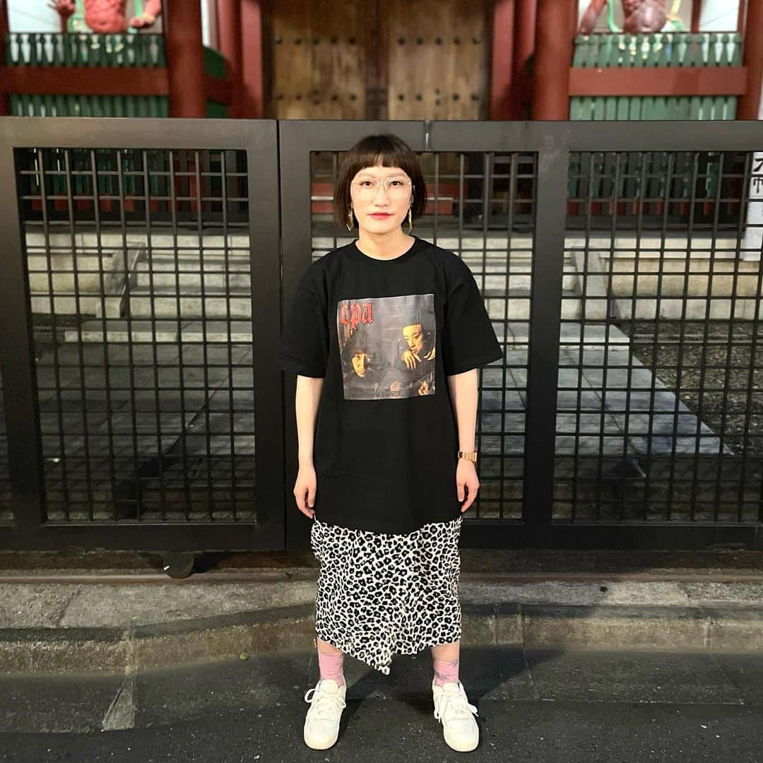 松浦志穂さんのインスタグラム写真 - (松浦志穂Instagram)「5月で30℃ 今年のTシャツ1枚始めはcoolなチョコプラ先輩の写真Tシャツ👊 靴下は @hoisum_official × @ogawah 🧦 @jouetie_official  の平成コラボ @loveboat_official のショッパーナップサック🎒をしっかり抱えこちらにアピールする女性。  #Tシャツ始め #チョコレートプラネット  #avirex  #hoisum  #jouetie  #平成レトロ」5月19日 11時32分 - matushiho