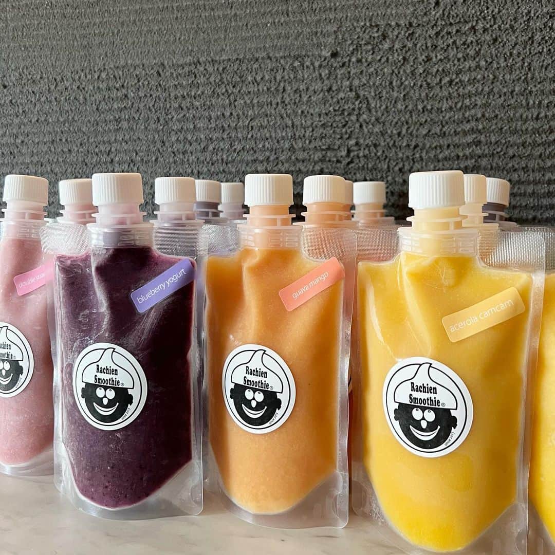 Rachien Smoothieのインスタグラム：「. . good morning 🌿  5/19(Fri)11:00 open！  昨日は暑かったので、たくさんご用意したfrozen smoothieも飛ぶように皆様のもとへ🕊  本日も少し追加しました👩‍🍳👨‍🍳  frozen smoothieは不定期＆日替りメニューでの販売なので、いつも必ずあるわけではないのですが、  毎日なるべくご用意しています！  パパッと作れるものではないので、当日分がなくなった時点で販売終了となります。  ストーリーなどでも朝にラインナップをご案内しているのでcheckしてみてくださいね。  もし10個ぐらいまとめて、この日に欲しいな！  などのご希望がありましたら事前にＤＭくだされば、ご希望の品をご用意させて頂きます！  単品注文のご予約や取り置きは出来かねますので、ご了承くださいませ！」