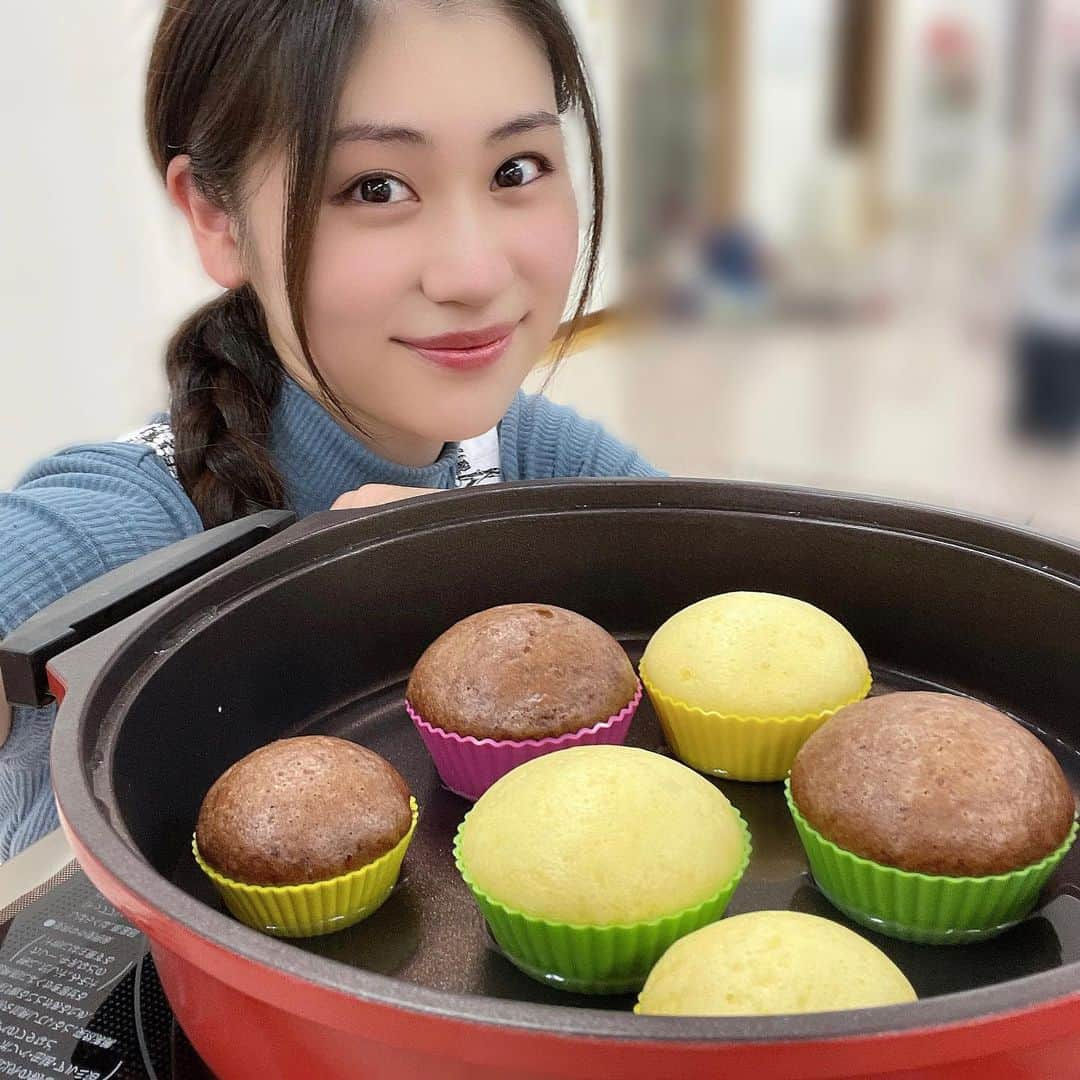 二木蒼生のインスタグラム：「TikTok Liveで料理配信🍳 無事に蒸しパン完成✨(配信時間が予定より大幅に伸びちゃったのは内緒🤫)  まんまるに膨らんだー🙆🏻‍♀️ かわいい！！！！  来週の木曜日も料理配信しますよ🙌🏻  #蒸しパン #手作り #料理 #料理配信 #TikTokLive #お菓子作り #二木蒼生」