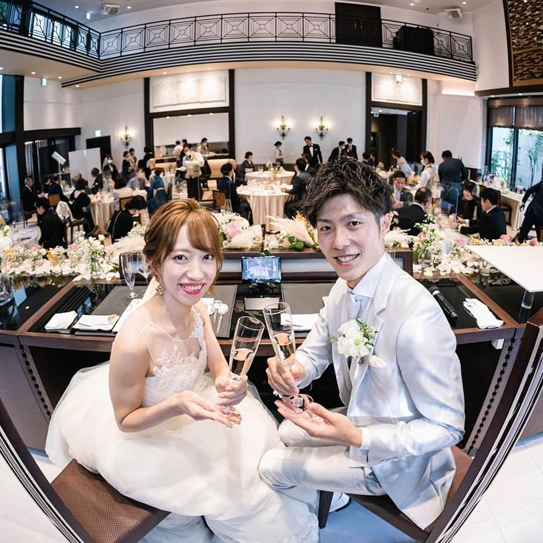 アルカンシエルグループさんのインスタグラム写真 - (アルカンシエルグループInstagram)「アルカン花嫁様の 華やかな乾杯ショット🥂  こだわりが詰まった高砂で 披露宴のスタートを告げる特別なワンショット✨  ぜひスワイプしてご覧ください🕊  photo by 1.4枚目 @arcenciel.luxeosaka  2.3枚目 @arcenciel.luxenagoya  5枚目 @arcenciel.minamiaoyama   お写真をご紹介させていただき ありがとうございました🕊  ......................................  「 #感謝を式のまんなかに。」  式を通じて、今いちばん伝えたいもの。 それはきっと、言葉だけじゃ足りない 「ありがとう」の気持ちで最高のおもてなしを…。  大切なゲストと一緒に作り上げる結婚式 専任のプロデューサーがおふたりの想いを形にします。  ◾️各会場アクセス抜群の好立地 ◾️おふたりやご家族らしさを大切にしたお料理が定評 ◾️いつもおふたりに寄り添うプロデューサー ◾️理想の演出でゲストにサプライズ  お問い合わせはプロフィールURLより💌 @arcenciel.wedding  お写真を紹介してもOKという方は #アルカン花嫁 をつけて投稿してください♡  素敵な投稿をお待ちしております＊*  ......................................  #アルカンシエル #結婚式 #結婚式場 #ゲストハウス #結婚式準備  #披露宴 #ウエディング #ウェディング #プレ花嫁 #プレ花嫁さんと繋がりたい #乾杯ショット #高砂装飾 #高砂装花 #アルカンシエルluxemariage大阪 #アルカンシエルluxemariage名古屋 #アルカンシエル南青山 #2023秋婚 #2024春婚」5月23日 12時00分 - arcenciel.wedding