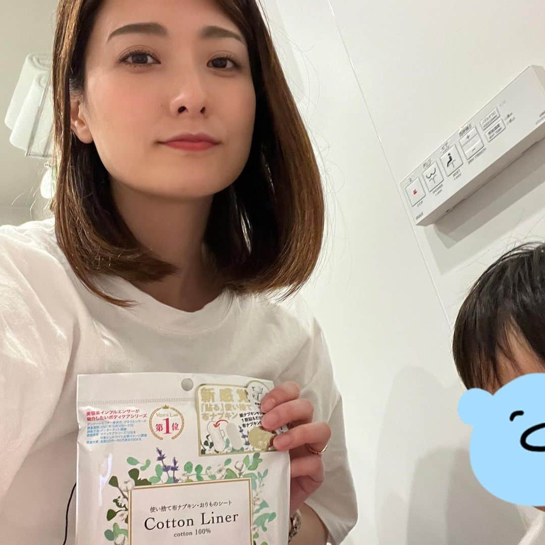 高橋麻美のインスタグラム：「． ． ガサツなのに肌は繊細なので← 生理のときお尻荒れがち😭🍑  いつも使っているモノにこれ1枚貼るだけでさらさら気持ち良い☺️  通気性も良いから普段から貼ってる方が良いまである🤭  @venuslabofficial の無漂白コットン100%のライナー 1回ずつ使い捨てだから使うの楽だし清潔よ😊  #女の子の日#生理#生理用品#ナプキン#布ナプキン #コットン#無漂白#使い捨て#さらさら #venuslab#cottonliner#コットンライナー  #ヴィーナスラボコットンライナー」