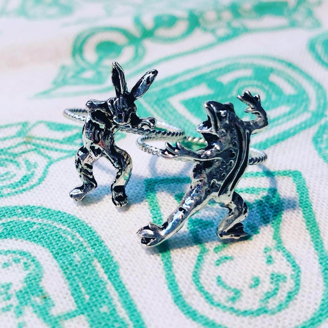 水谷さるころのインスタグラム：「鳥獣戯画のリングかわ！！！　と思って勢いで買った。二つ同時にしたら私の手で、うさぎと蛙が取っ組み合いを…。なので、両手で別々にする事にした。冷静になってどこにしてくんだ？　という気持ちにちょっとなった…。」