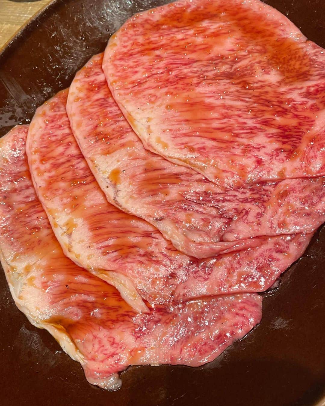 乾雅人さんのインスタグラム写真 - (乾雅人Instagram)「焼肉ジャンボはなれ@本郷 予約困難店であること、お誘いをいただいてもタイミングが合わなかったり…とご縁がなかった超名店。別の会食で予約を持った方とスケジュール相談した際、ゲッターズ飯田さんに連絡すると「その日なら行ける」と。 飯田さんは相変わらず、ジャンボの社長さんからスタッフさん…次から次へと延々と占ってます 笑 「占っている時間が楽しいので」とニコニコ。 で、肝心の焼肉。超常連さん主催だったので通常のコースとはまた違うと思うけど、ぶっ飛ぶ美味さで完全にノックアウト。 こりゃ予約取れない訳だわ…素晴らしいお店でした。 ありがとうございました！ #ジャンボはなれ #焼肉ジャンボ #焼肉ジャンボはなれ」5月19日 11時46分 - inuimasato