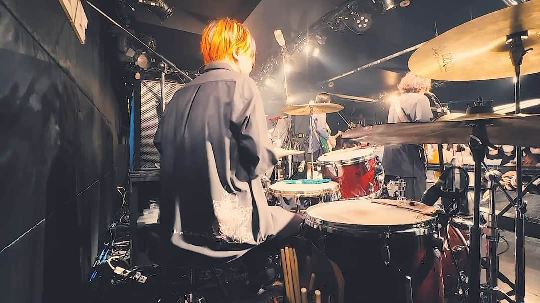吉澤響のインスタグラム：「本日5/19で45歳になりました！ ありがとうございます！ 44歳最後のライブはセカイイチの活休前最後のライブでした。45歳はどんな1年になるのやら。バンドはお休みしちゃうけど、いろんなところで演奏できるように精進します！ 改めてよろしくお願いします！  20230513 FEVER 『Go』 / セカイイチ」