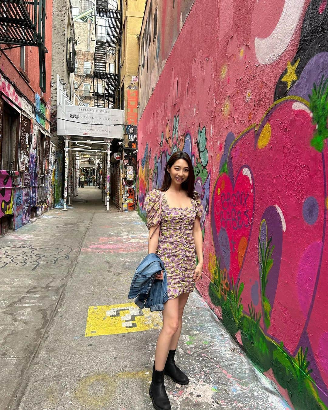 小泉麻耶のインスタグラム：「ある日のニューヨーク。 Life is full of precious moments. 🌷 春ですね。夏来ますね☀️ #newyork #happy #life  #後ろの女子はただの通りすがりです😂」