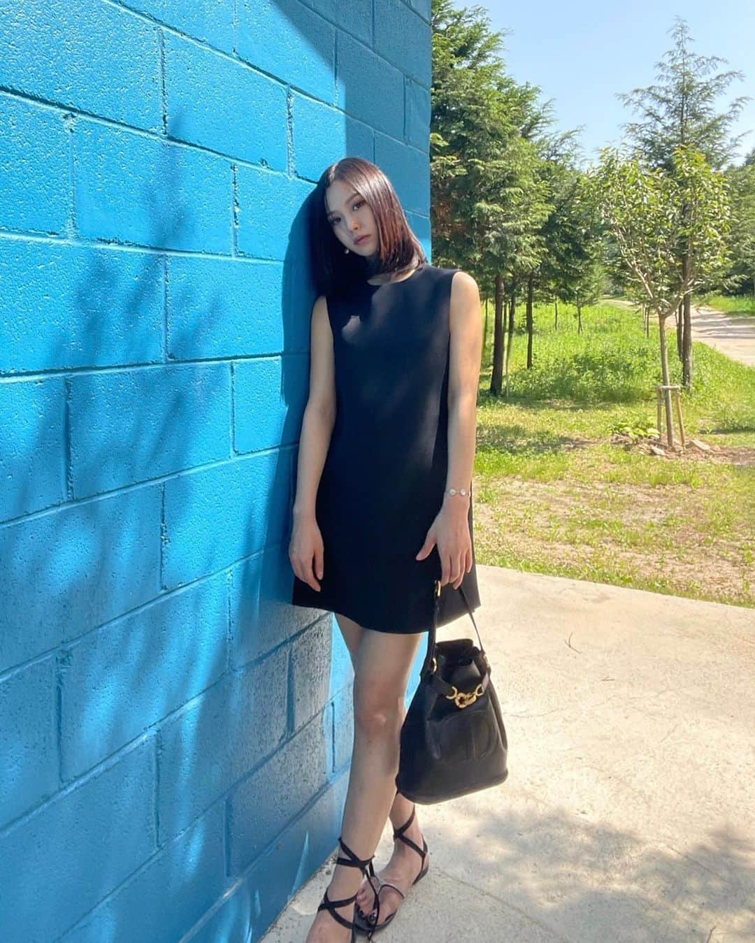 コ・ミンシさんのインスタグラム写真 - (コ・ミンシInstagram)「@Dior 📨  #DiorFall23   To love oneself is the beginning of a lifelong romance !   With C’est Dior Bag 🩵」5月19日 11時48分 - gominsi