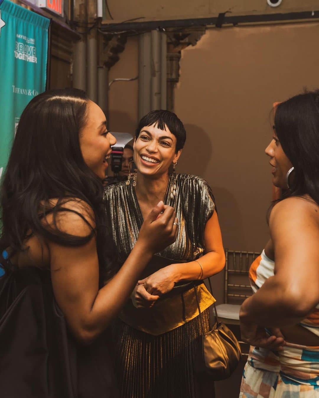 ロザリオ・ドーソンのインスタグラム：「Last night was all radical love and imagination ✨   Continuously in awe and endlessly inspired by @girlsclubny and all of your powerful work. 🤍  Thank you everyone in attendance and our sponsors for contributing to such a magical night!」