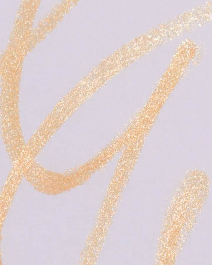OPERA公式のインスタグラム：「夏の限定色💛軽やかにきらめくエナジーカラー  太陽や星の神秘的なパワーを宿したような、陽と陰の光がきらめく夏のカラー。 エネルギッシュでクールな、相反する魅力が、意思あるまなざしを作る2色。  ■アイカラーペンシル 105 ステラーグレイ（限定色） 星屑の光を集めたように、多彩なパールが神秘的にきらめくグレー。 強さと軽やかさをあわせ持つ、クールな抜け感カラー。  106 サンイエロー（限定色） 燦々と輝く太陽のエネルギーを宿したように、光瞬くイエロー。 明るくきらめきながらもエッジの効いた色。  5月24日(水) 発売 @opera_cosmetics  ------------------------------------------------- ■PRESENT campaign❣️ キャンペーン期間中にコメントをくれた方の中から抽選で10名様に、夏のコレクションsetが当たります✨ ⌛期間：5/10～6/27 この期間のオペラ投稿にコメントしてね。複数の投稿にコメントすると当選確率UP！お気に入りのポイントを教えてください💄 -------------------------------------------------  #オペラサマーコレクション2023 #オペラアイカラーペンシル #アイカラーペンシル #アイライナー #カラーアイライナー #ステラーグレイ #サンイエロー #operacosmetics」