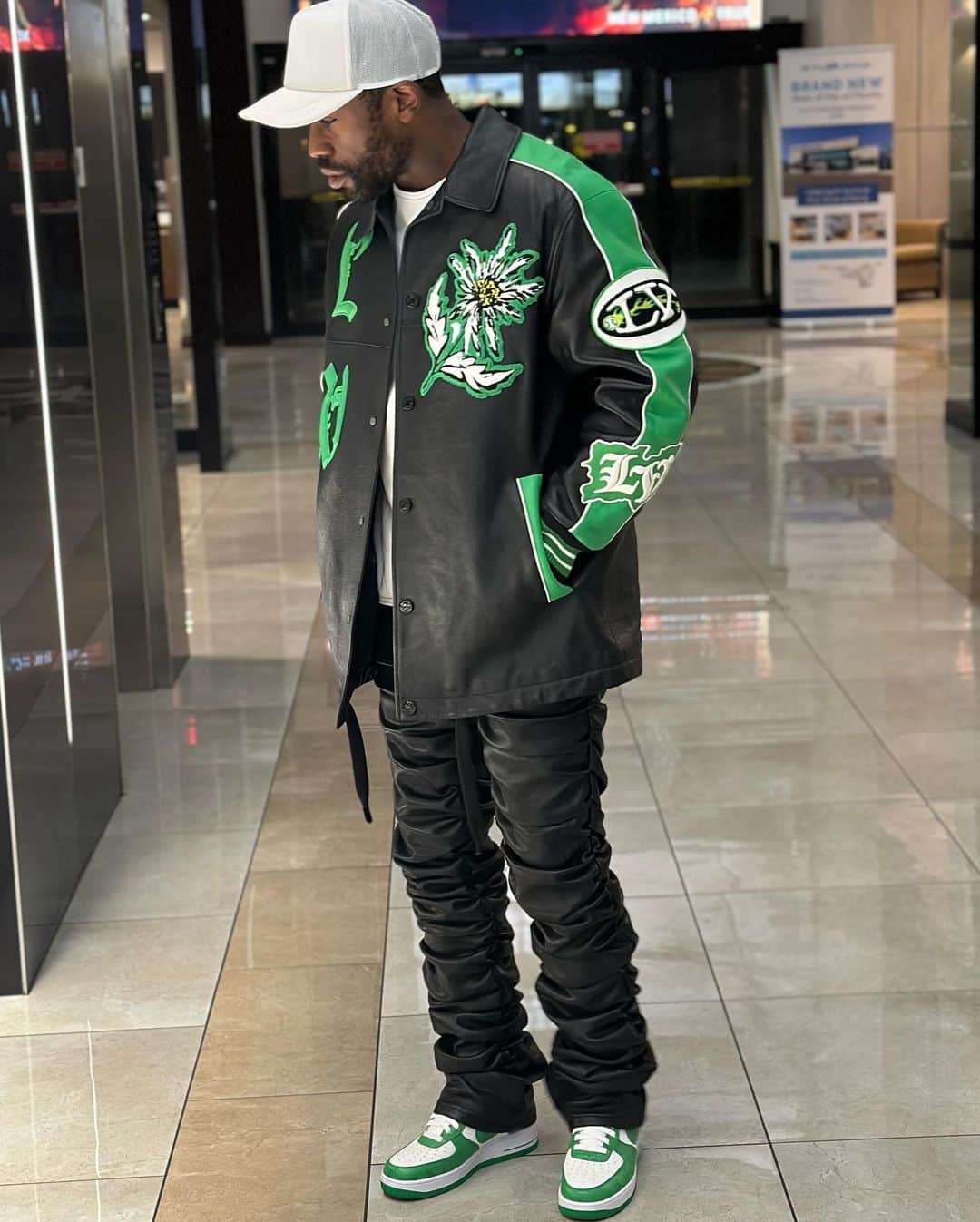 フロイド・メイウェザー・ジュニアのインスタグラム：「Cell phone photoshoot before I take off on the PJ. It’s only right that I get fly before I fly.」