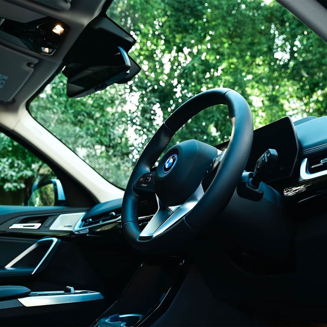 BMW Japanさんのインスタグラム写真 - (BMW JapanInstagram)「THE iX1 快適な乗り心地の完全電動コンパクトSUV  ラゲージスペースも広く、趣味のゴルフにも最適な1台と語ったのは、ライフイズテック代表 #水野雄介 さん。 優れた機能性と多用途性を備えた、BMW iX1 xDrive30 xLine（ストーム・ベイ）の魅力とは。  インタビュー記事は @bmwjapan アカウントトップのURLからチェック。  #FREUDEforever #先駆者が見た景色 #BMW #駆けぬける歓び #BMWJapan #THEiX1 #BMWiX1 #SUV #BMWelectric #electricar #EVcar #電気自動車」5月19日 12時00分 - bmwjapan