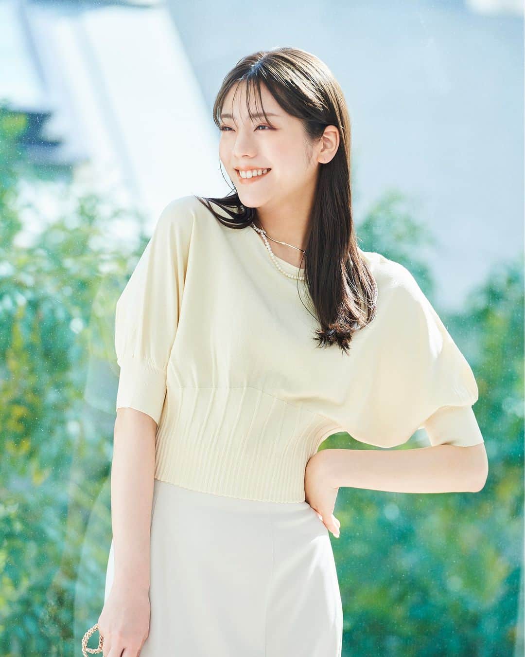 NATURAL BEAUTY BASICのインスタグラム：「貴島明日香さんが素敵に着こなしてくださった 初夏の新作webカタログ、第1弾が大好評公開中♡  ■クロップドドルマンニット ¥6,930 tax in size:FR color:クロ/オフ/ベージュ/ブルー #0173170555  ■スリットマーメイドスカート ¥10,450 tax in size:S/M/PS color:オフベージュ/モカ/ブルー #0173120551  ---------------------------  Classic×Comfort Feat.Asuka Kijima  NBBから初夏を感じさせる NEWコレクションをデリバリー。 ボウタイブラウスにバイカラーのアンサンブルetc. シックなクラシカルアイテムと、 リラクシーなロングワンピやワイドパンツ… 対極的なテイストを融合させた、 フレッシュなスタイリングに注目です。  詳しくは @naturalbeautybasic_official プロフィールのURLより webカタログをチェック♪  #貴島明日香 さん #クロップドニット #マーメイドスカート #ワントーンコーデ #初夏コーデ  #ショート丈ニット #夏コーデ #お出かけコーデ #オフィスコーデ #オフィスカジュアル #通勤コーデ #大人可愛い #カラーコーデ  #着回しコーデ #きれいめカジュアル  #ベーシックコーデ #ベーシック #ナチュラルコーデ #トレンドスタイル #シンプルコーデ #ナチュラルビューティーベーシック #naturalbeautybasic」
