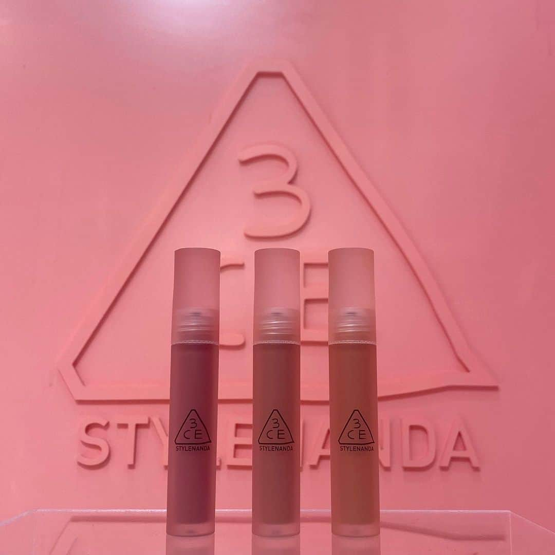 STYLENANDAのインスタグラム：「. 【本日発売】 3CE STYLENANDA HARAJUKU STORE新商品✨ . 3CE BLUR WATER TINT💄 NEW 3COLORを本日5/19(金)より販売いたします💟 . <商品情報> 3CE BLUR WATER TINT # NIGHT TALK # DEAR MARCH # WARMTH . ナチュラルな発色で唇に血色感を与えてくれる薄膜ティント🤍🫧 マスクにもつきにくく、さらっとした仕上がりに💡 お近くにお越しの際は、是非お立ち寄りください🫶 . <お問い合わせ> STYLENANDA HARAJUKU  東京都渋谷区神宮前1-6-9 03-6721-1612 . . #3ce #3cestylenanda #スリーシーイー #スタイルナンダ原宿 #原宿 #韓国コスメ #ティント」