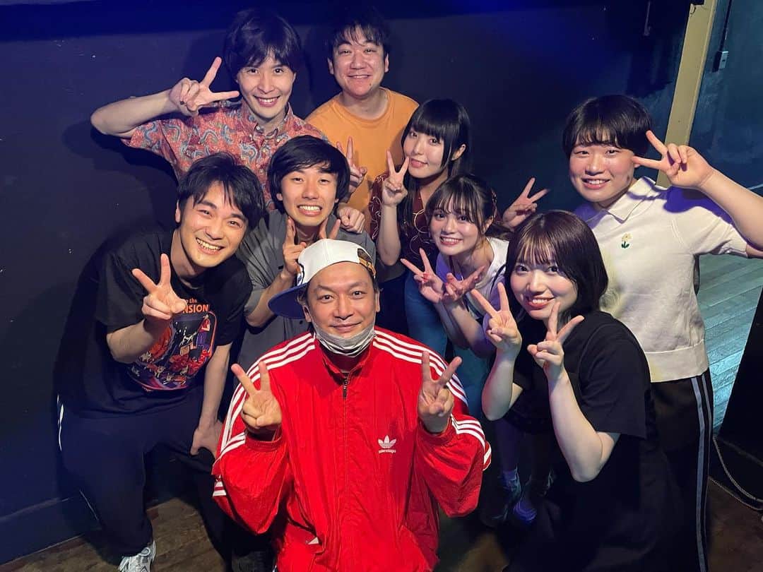 香取慎吾のインスタグラム：「#ダウ90000 を観に下北沢へ 脚本・演出 : 蓮見翔 『また点滅に戻るだけ』 本多劇場が笑いに包まれ 客席のワクワクで揺れていた 僕の心も 鷲掴まれた とても 楽しかった！  #全員ピース」
