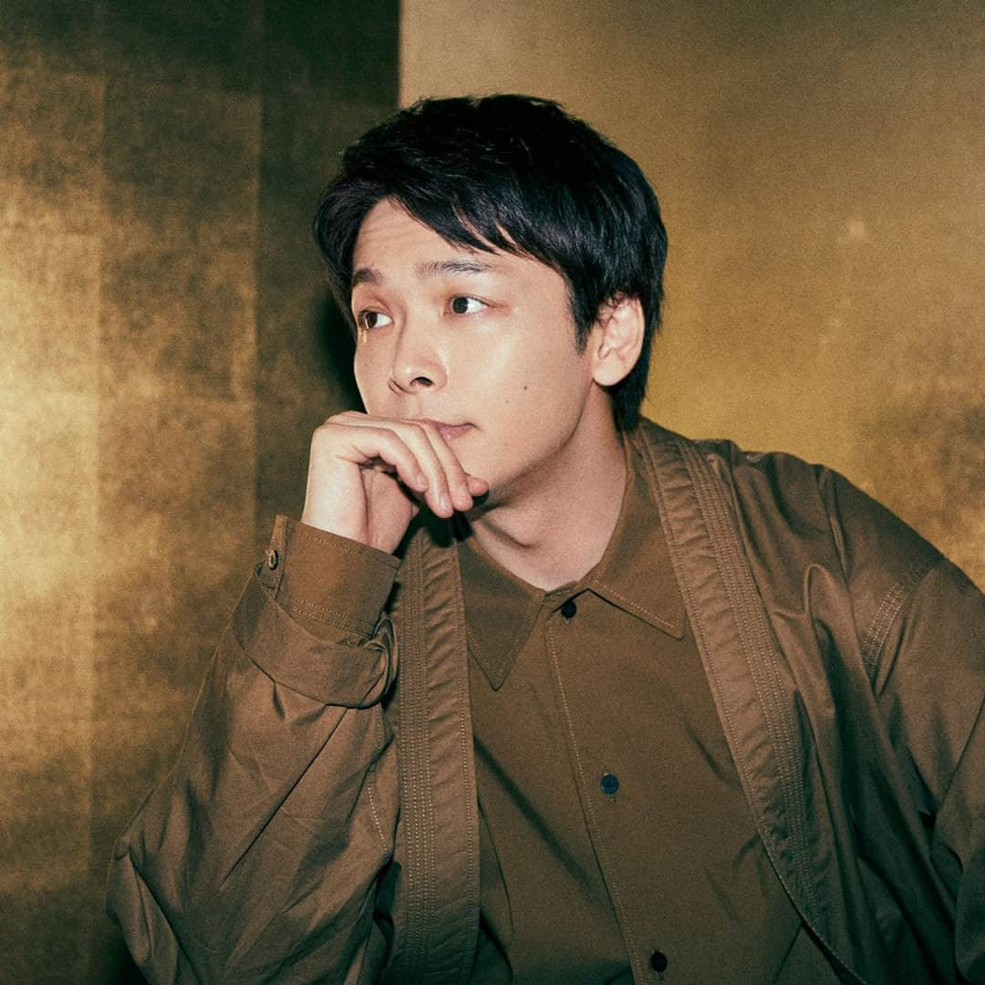 GQ JAPANさんのインスタグラム写真 - (GQ JAPANInstagram)「俳優・中村倫也の自己変革  中村倫也が主演する最新映画『宇宙人のあいつ』が2023年5月19日（金）に公開。 本作で「土星人」を演じる中村の、“表現者としての変化”に迫ったロングインタビューを @gqjapan プロフィールのリンクから✓  #中村倫也 #tomoyanakamura #宇宙人のあいつ  取材と文・SYO 写真・三川キミ スタイリング・戸倉祥仁（holy.） ヘアメイク・Emiy（エミー） 編集・横山芙美（GQ）」5月19日 12時01分 - gqjapan