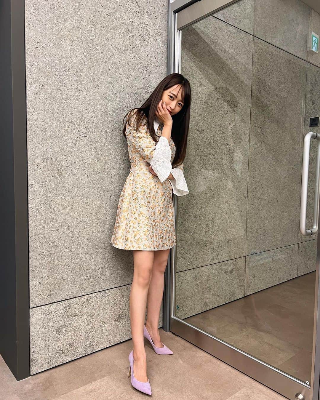 近藤千尋のインスタグラム：「今日もラヴィット ありがとうございました🩷 先週はモード系だったので 今週はぷりぷり系に🩷(ぷりぷり？笑)  さ、今日は夜までお仕事頑張ろう💓😘  お天気が崩れそうだけど 素敵な週末をお過ごしください🫡❗️  美味しすぎるチョコを頂いて ありがたやです、幸せ🍓😭  朝パン🍞を焼いたらふっくらかわいかった💕  ５／１９ one-piece @pameopose pierce @abiste_official shoes @dianashoespress  #近藤千尋衣装」