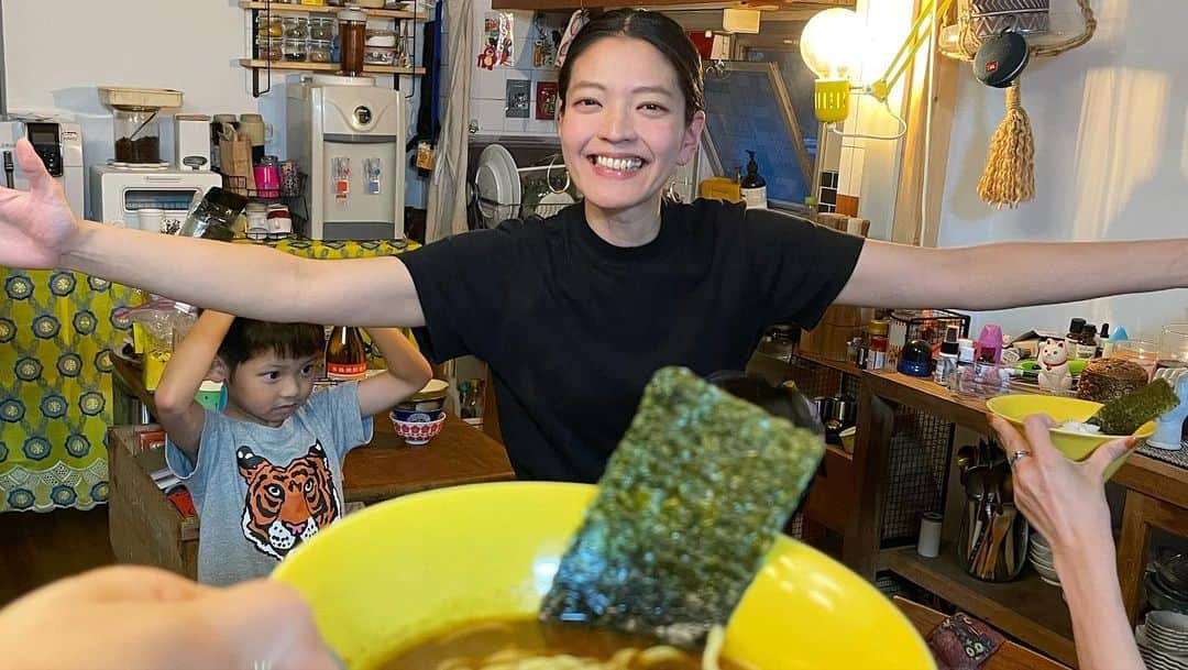 ノーマさんのインスタグラム写真 - (ノーマInstagram)「樹莉亜（ @juliaokijulia ）のお家でファッション誌Soup.でお世話になっていたチームで大集合だった母の日🦄♥️ 嬉しい再会がいっぱいで🥹キッズパラダイスで😂 同窓会のようなお正月のようなあったかい時間じゃったぁ。子どもたちは皆ハッスルしまくりでした🧚🧚‍♀️🧚🏽‍♂️3人の子どものママである樹莉亜の温かなおもてなし、そしてみんなとの楽しすぎるタイムトラベルにまだ幸せの余韻です😘 Thank you 🤍🤍🤍 最後の3枚はSoup.時代の3枚＾＾若いわ〜🤣w」5月19日 12時11分 - noma77777