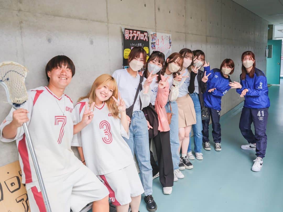 大阪教育大学のインスタグラム：「五月祭その3。  A棟教室では部活・サークルがブースを出し、訪れた新入生に活動のことなどを説明していました💁💁‍♂️  #公式インスタグラム #国立大学 #大阪教育大学 #大教 #大教大 #OsakaKyoikuUniversity #OKU #人にまっすぐ。 #教員養成 #教育協働 #柏原キャンパス #大学祭 #学園祭 #五月祭 #新入生 #キャンパスライフ #部活 #サークル」