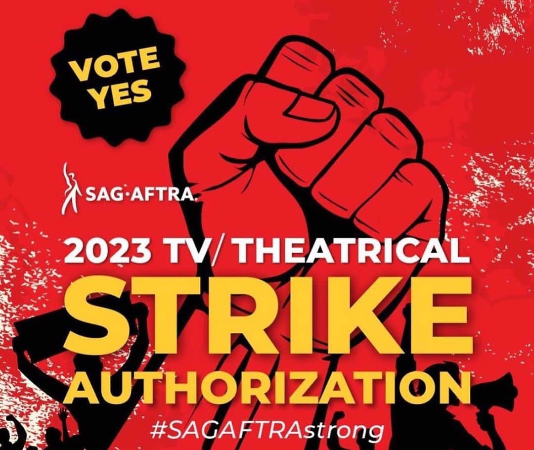 パトリック・J・アダムスのインスタグラム：「Fellow @sagaftra members: keep an eye out for strike authorization vote postcards being mailed out tomorrow and vote YES and then send those YESES back! Absolutely vital that we overwhelmingly approve this authorization before negotiating the new TV/Theatrical contract. #solidarity」