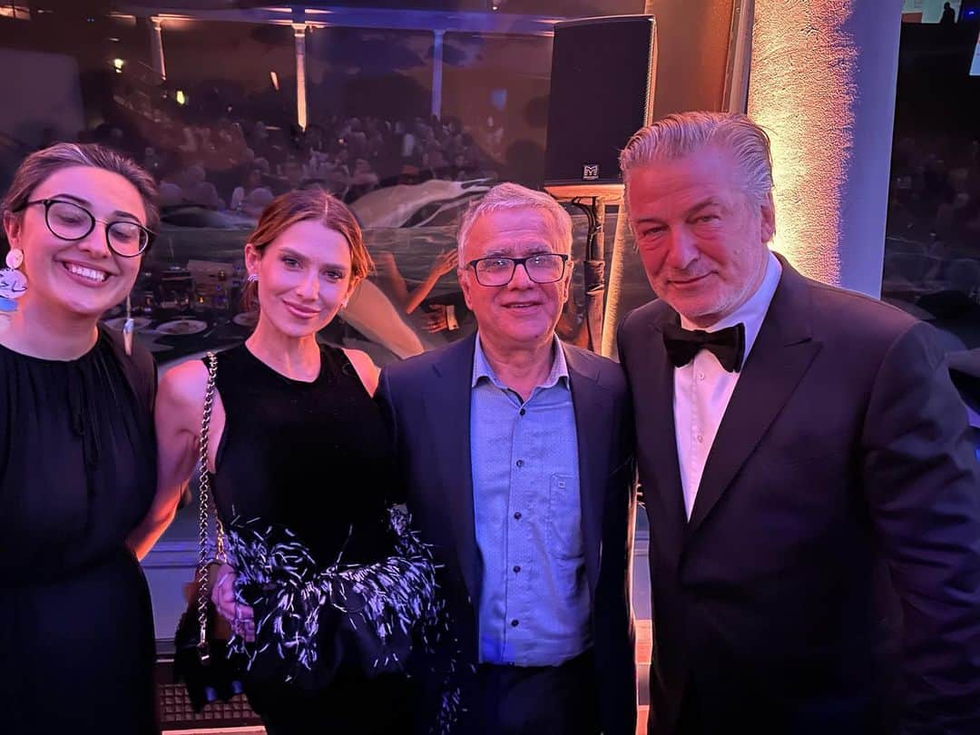 アレック・ボールドウィンのインスタグラム：「At the PEN AMERICA benefit honoring LORNE MICHAELS. Also, imprisoned Iranian writer @narges_mohamadi_51   Narges Mohammadi received the 2023 PEN/Barbey Freedom to Write Award, which was accepted by her husband, Tahgi Rahmani (pictured here) Unbelievable courage on both of their parts.」