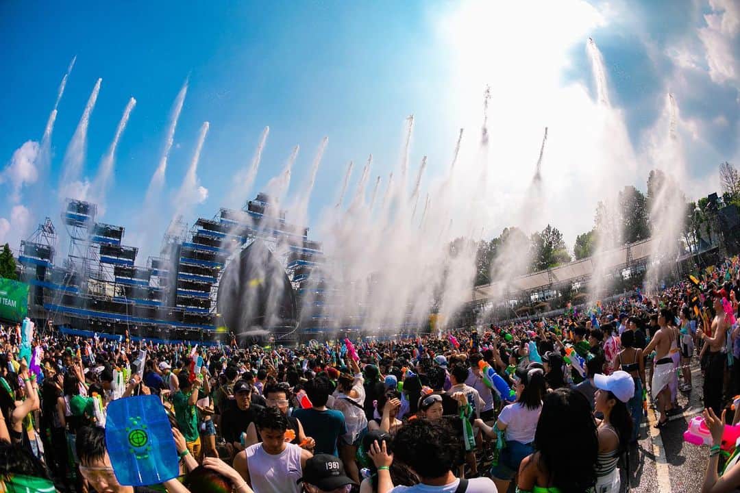 Block.fmのインスタグラム：「アーティストも観客もびしょ濡れ！日本初上陸の韓国発フェス 「WATERBOMB JAPAN 2023」で体験できる3つのこと  Jay ParkやCHANMINA、ATEEZ、TREASUREらK-POP/K-HIP HOPの豪華アーティストが出演する #WATERBOMBJAPAN の魅力を深堀り！  韓国発の大人気音楽フェス「WATERBOMB」がこの夏、日本に初上陸する。  「WATERBOMB」は2015年に韓国でスタートした、韓国を代表する人気の夏フェス。K-POP、K-HIP HOP、そして韓国の人気DJが集結する豪華さと「WATERBOMB」でしか味わえない新感覚のフェス体験から、現地ではラインナップが発表される前にチケットがソールドアウトするという熱狂ぶりだ。  その「WATERBOMB」が2023年は韓国だけでなく、タイ、そしてここ日本でも開催されることが決定した。  続きはプロフィール→Linkin.bioから👀  #ウォーターボム #ウォーターボムジャパン  #夏フェス」