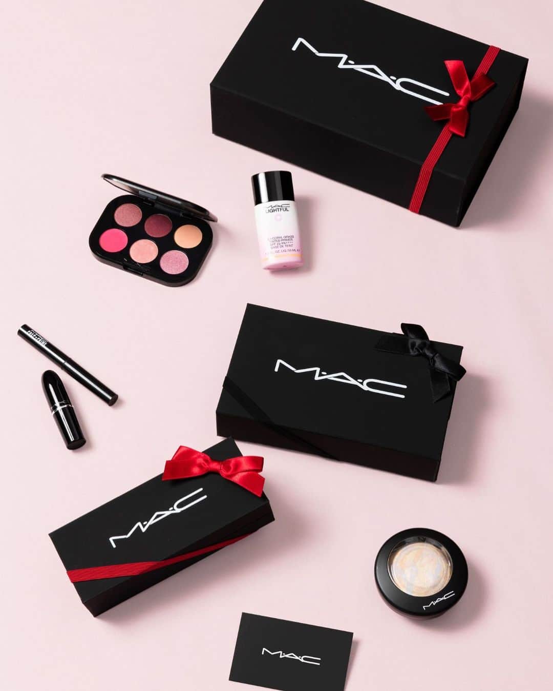 M∙A∙C Cosmetics Japanのインスタグラム：「＼全国 M·A·C カウンター限定／ M·A·C レギュラー ギフト ボックスの販売が本日5/19(金)スタート！ 選べる3サイズ展開のギフトボックスにショッピングバック、メッセージカード付き🎁✨ メッセージカードを受け取られた方だけがご利用いただける特典も🎉 大切な方への贈り物に、ぜひご利用ください✨  ＜注意事項＞ ※こちらは全国の M·A·C カウンター限定のサービスになります。 詳しくは M·A·C カウンターまでお問い合わせください。 ※ギフトラッピングサービスをご利用のお客様は、ラッピングご希望の商品と合わせて、 レギュラー ギフト ボックスのご購入をお願いいたします。 ※その場でご購入いただいた M·A·C製品のみを、ラッピングさせていただきます。 ※ご購入商品のサイズや数量により、ギフトボックスに入らない場合は、別途ご提案をさせていただきます。 ※お客さまご都合の返品・交換・キャンセルの場合、返金対応は行っておりません。予めご了承ください。  #MACコスメ」