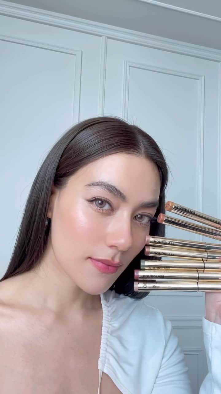 キンバリー・アン・ウォーテマス・ティアムシリのインスタグラム：「Voyeur Eyeshadow Stick no.(Galaxy) เคล็ดลับแต่งตาสวยและง่ายในแบบของคิม ✨   มีวางจำหน่ายแล้ววันนี้ที่เคาน์เตอร์ Hourglass ทุกสาขา หรือสั่งซื้อทางออนไลน์   สอบถามข้อมูลเพิ่มเติมได้ที่ Line Official Account  @HourglassCosmetics  #HourglassCosmeticsThailand #voyeureyeshadowstick」