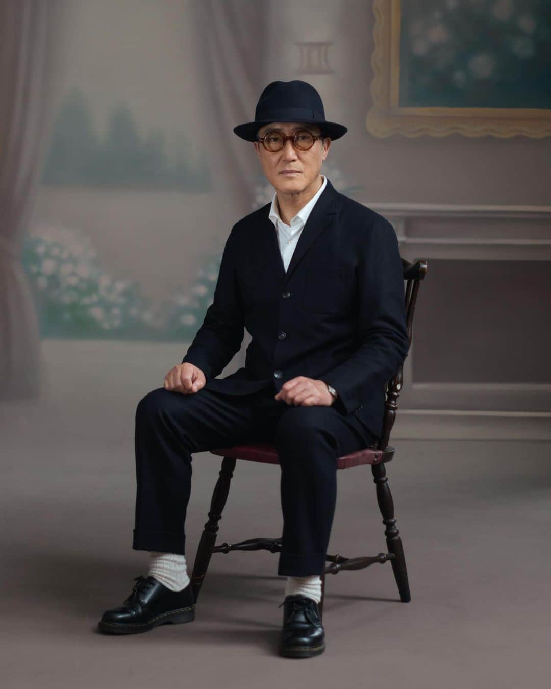 佐野史郎のインスタグラム：「#吉原写真館 #新潟県　#新発田 #吉原悠博 さん撮影 明治から続く老舗の写真館。 ホリゾントも歴史あるもの… スタジオは自然光を取り入れることができる造りで、ストロボと違って光が柔らかく、独特の画に。 やっぱり、写真館はいいなあ😌」