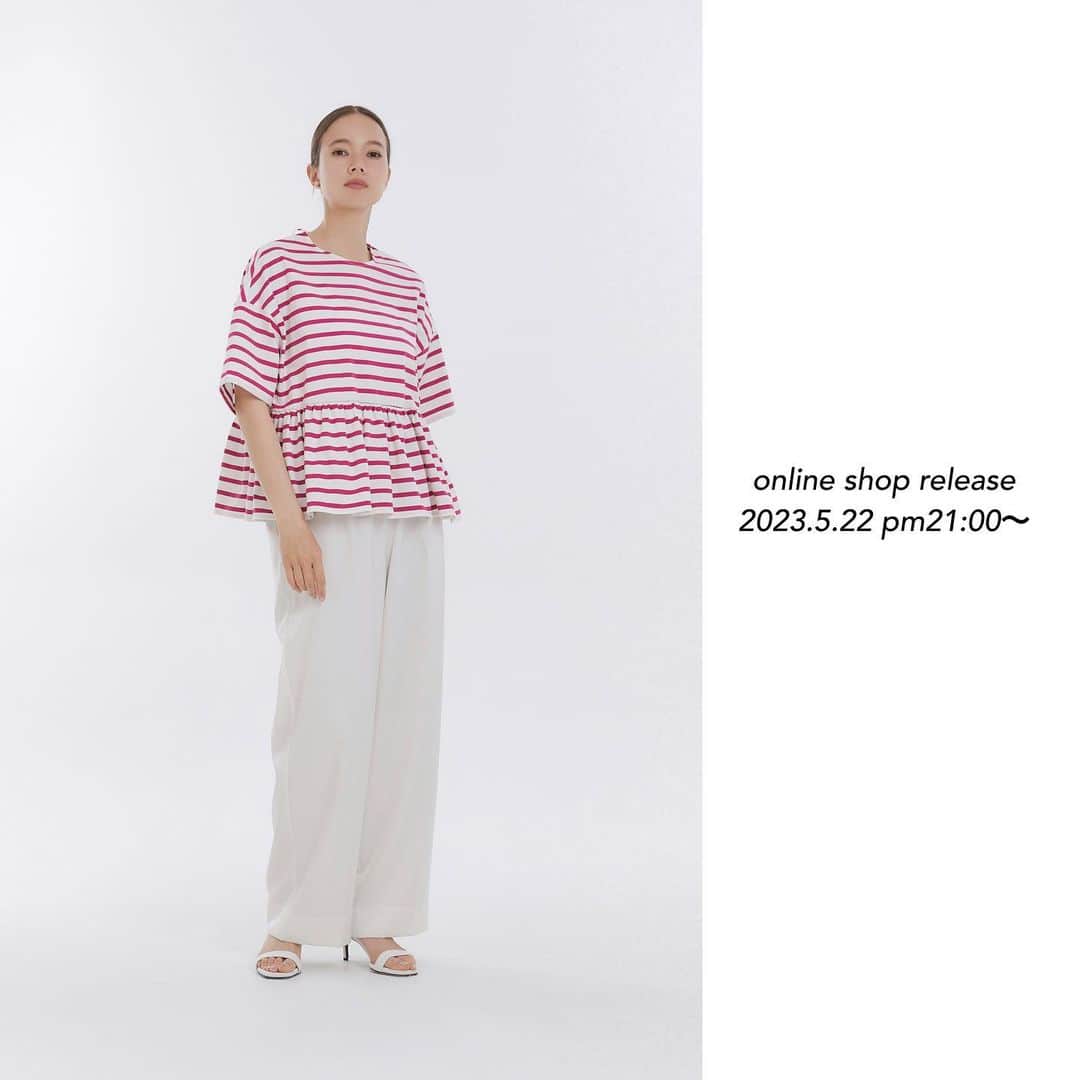 yoriのインスタグラム：「*online shop release*  5/22 pm21:00〜 SPOT商品が 入荷致します！  詳細は商品ページを ご覧ください。  #ヘムフリルボーダーカットソー  #ギンガムショートパフブラウス #ミックスツイードブラウス #ランダムティアードハーフスリーブ  #yori_japan」