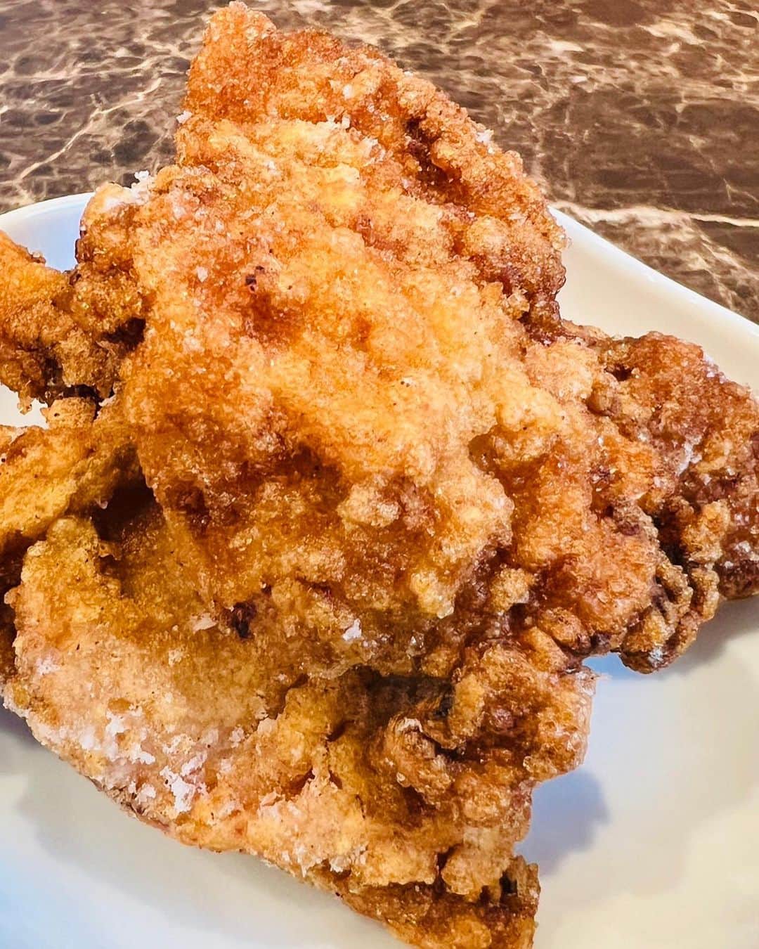 IZAMさんのインスタグラム写真 - (IZAMInstagram)「大分別府の地獄唐揚げ🐓  オレンジのは地獄レベルの辛さらしく食べないでおいたよ。  中津の唐揚げが有名ですが、70年続く焼肉＆もつ鍋屋さんが作る唐揚げは本格的。  味噌の唐揚げが甘くて美味しかったよ😁👍✨  #唐揚げ #からあげ #中津  #中津の唐揚げ  #大分  #唐揚げマニア #からあげ好き  #IZAM #SHAZNA shazna」5月19日 12時12分 - izam_official_