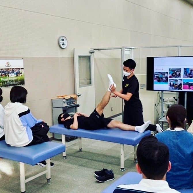 日本工学院さんのインスタグラム写真 - (日本工学院Instagram)「スポーツ・医療カレッジの学生が、自主参加の課外授業に取り組んでいる様子です✨ . 授業で学んだことを実践することで、経験や知識を深めています🤗 . . 「#日本工学院」をチェック！！ 学生が投稿したリアルな日常風景を見ることができますよ！ . . #nihonkogakuin #専門学校 #日本工学院八王子専門学校 #日本工学院専門学校 #教職員投稿写真 #スポーツカレッジ #スポーツ健康学科 #サッカーコース #若きつくりびと #メディカルトレーナー #スポーツトレーナー #アスレティックトレーナー #ビューティートレーナー #インストラクター #メディカルケア #アスリート #スポーツマッサージ #パフォーマンス向上」5月19日 12時14分 - nihonkogakuin