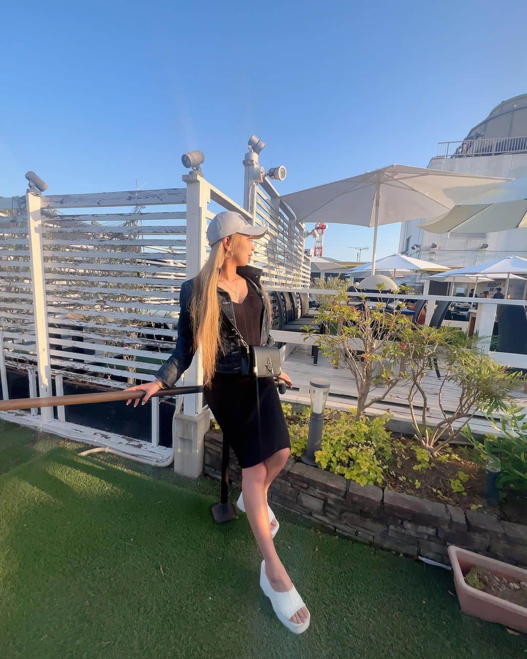 まあーか（まかたん）のインスタグラム：「. GWは近場でゆっくり🦥☀️ . #gw#bbq#lifestyle#バーベキューコーデ#ラフコーデ#キャップコーデ#バーベキューパーティー#ポートレート#ポートレート撮影 #韓国ファッシン#zara#shein」