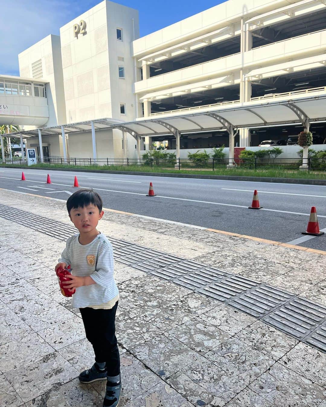 のインスタグラム：「主人の祖母、子供達にとってのひぃばぁばとのお別れをしに急遽沖縄へ。 月曜日子供達を保育園へ送った矢先に連絡があり、大急ぎの大慌てで支度✈️🧳 . 主人は仕事の為お義母やんと4人で先に飛び、次の日に備えました。 息子が産まれた次の週から世界はコロナ一色になり、感染も心配だし距離もあるし、ひぃばぁばの居た病院でのルールなどの関係でひ孫との対面機会を設けてあげられず…。 写真は渡してたけど、、、直接会わせてあげられなかった事が最大の心残りです。。。 . ひぃばぁばは親族から「オンマ」と呼ばれていました。 韓国語で「お母さん」。 お花が大好きで、いつも派手派手ファッションだったみんなのオンマ💐 沢山のお花に囲まれて綺麗にお化粧して、晴天の中旅立たれました🌈💐 . 子供達も一緒に棺にお花を飾り、「ひぃばぁばはネンネだから、バイバイね」と話したら静かに手を振っていました。 オンマはきっと「아이고〜😭やっと会えたよ〜😭」と言いながらきっと近くで嬉し泣きしてそうだな…😢と想いながら手を合わせました。 . オンマ。ひ孫に会わせてあげられなくてごめんなさい。。 最期のお見送りだけは絶対にしてあげたかったので、子供達を連れて行けて良かったです。 3歳と2歳でこのお別れに対しての意味は理解出来てなさそうだけど…オンマの事は大きくなったらまた話してあげようと思います。 . . しかしうちの子供達、、、普通に旅行だと思っただろうな〜…😅 見知った親族が揃ってなんやパーティーなんか？と大騒ぎ😇母のHPは0どころか常にマイナス1000000😉🤟ｹﾞｯｿﾘ 今週は保育園お休みにしたし、せっかく来たからゆっくりしようかなと考えてたけどもう私が疲弊し過ぎたからさっさと東京戻って来た✈️😂 . . . オンマ🌺これからはみんなの事お空から見守っていて下さいね🙏 . . . #沖縄#旅行#ではないけど #子供達にはきっと楽しい思い出の一つ #また飛行機乗ろうね #オンマ#おやすみなさい」