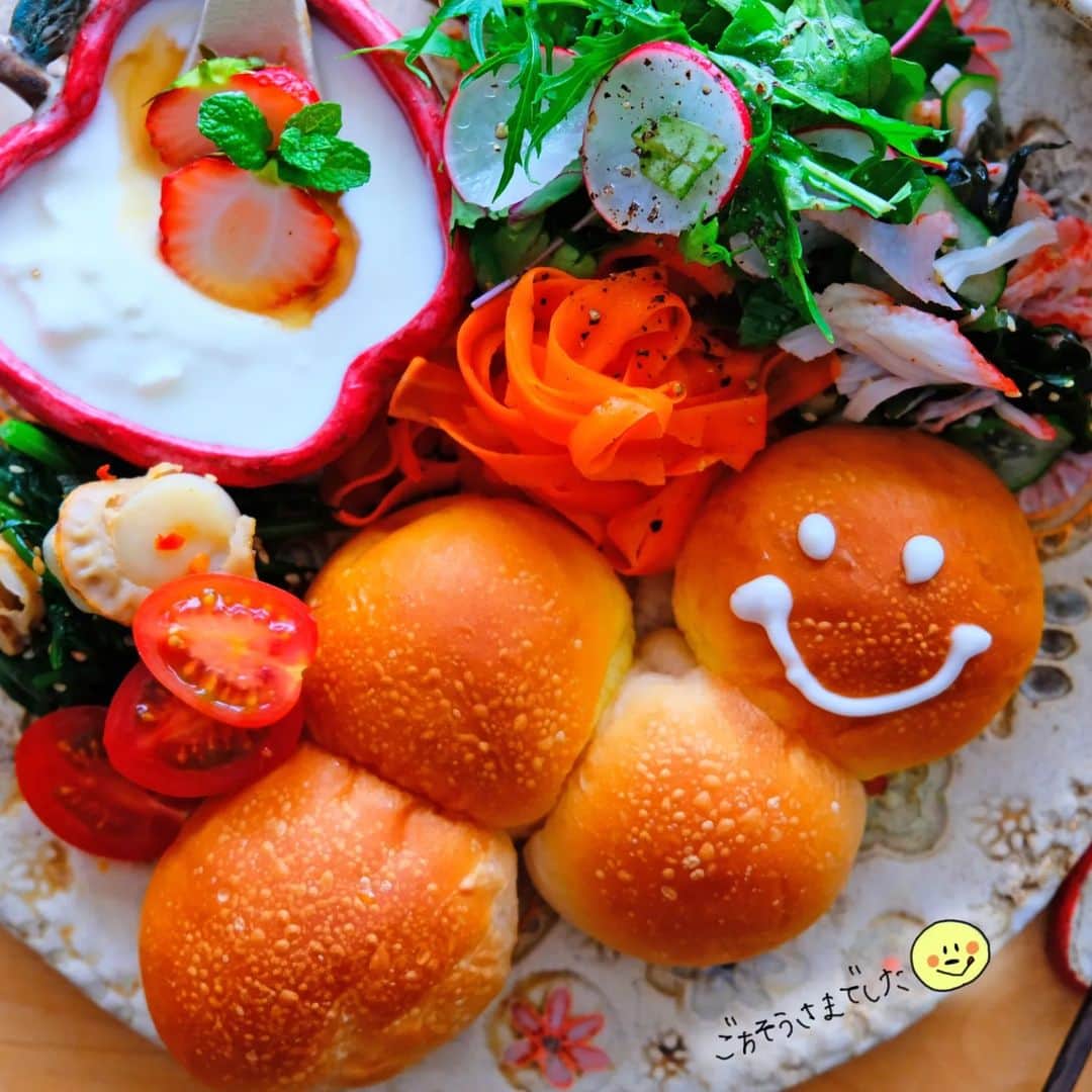 なっつ。さんのインスタグラム写真 - (なっつ。Instagram)「𝟸𝟶𝟸𝟹.𝟻.𝟷𝟿.𝙵𝚛𝚒𝚍𝚊𝚢①  ＼ℙ𝕌ℕ𝕀ℂ𝔸𝔽𝔼 𝕃𝕌ℕℂℍ.𓌉◯𓇋／ ✿ ある日のおうちごはん。 ・あおむしぱん ・サラダ (ベビーリーフ/ラディッシュ /ミニトマト) ・キャロットラペ ・カニカマ、きゅうり、 わかめの酢の物 ・ベビーホタテと春菊のごま和え ・いちごはちみつヨーグルト ・豆乳カフェラテ ✿  リアルなあおむしは 苦手だけれど パン屋さんにあった いもむしパン🐛は なんともかわゆくて つい手に取ってました♡  にっこりスマイル☺と 目が合ってしまったんだなぁ♡  ワンプレートにできて大満足♬ ごちそうさまでした。 ・ ・ ・ なっつごはん🍚」5月19日 12時17分 - punipopo