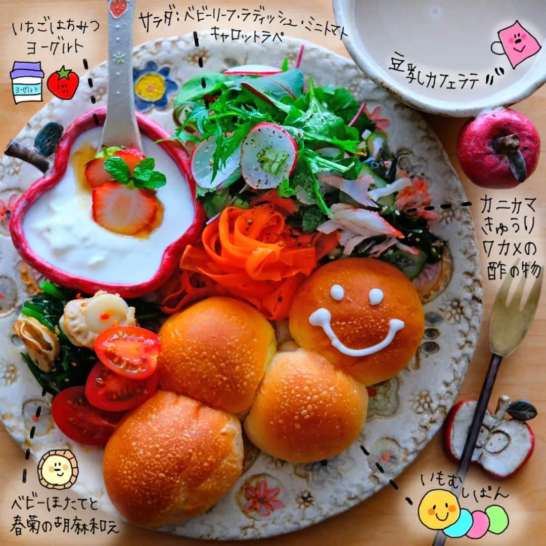 なっつ。さんのインスタグラム写真 - (なっつ。Instagram)「𝟸𝟶𝟸𝟹.𝟻.𝟷𝟿.𝙵𝚛𝚒𝚍𝚊𝚢①  ＼ℙ𝕌ℕ𝕀ℂ𝔸𝔽𝔼 𝕃𝕌ℕℂℍ.𓌉◯𓇋／ ✿ ある日のおうちごはん。 ・あおむしぱん ・サラダ (ベビーリーフ/ラディッシュ /ミニトマト) ・キャロットラペ ・カニカマ、きゅうり、 わかめの酢の物 ・ベビーホタテと春菊のごま和え ・いちごはちみつヨーグルト ・豆乳カフェラテ ✿  リアルなあおむしは 苦手だけれど パン屋さんにあった いもむしパン🐛は なんともかわゆくて つい手に取ってました♡  にっこりスマイル☺と 目が合ってしまったんだなぁ♡  ワンプレートにできて大満足♬ ごちそうさまでした。 ・ ・ ・ なっつごはん🍚」5月19日 12時17分 - punipopo