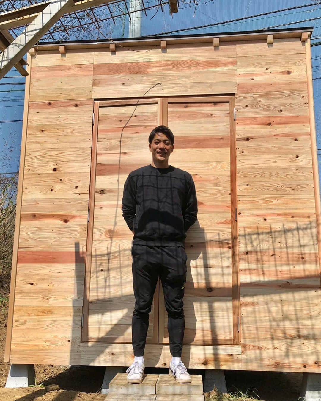 山縣亮太さんのインスタグラム写真 - (山縣亮太Instagram)「実はちょっと前ですが小屋を設計＆建設しました。 さすがに実際に組み立てたのは大工さんですがいつかは自分でもやってみたいです。  今回のこだわりポイントは、設計と資材です。縁あって国立競技場の建設にも携わった （株）近藤設備さんのご協力で、3DCADを使った設計から取り組ませて頂き、今回使用した資材も南三陸町の国産杉を使用しました。(南三陸町の取り組みについて詳しくは https://mfsa.jp をご覧ください。)  南三陸杉はピンク色の木肌がとても綺麗です。それを全面に押し出したかったので、表面は防腐用塗装のみ、色はあえてつけませんでした。 設計、資材調達、組み立て、一通りの流れを自ら取り組めたのは普段選手として競技に集中している自分からしたら珍しい貴重な体験でした。 多くのご厚意のおかげです。今回ご協力くださった各所の皆様本当にありがとうございました。いつか家とか作りたいな〜。笑  #近藤設備 #阿部製材所 #南三陸杉 #小屋 #DIY #3dcad」5月19日 12時18分 - y.ryo34