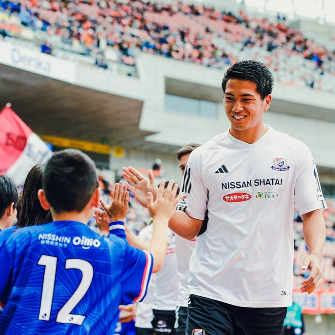 横浜F・マリノスさんのインスタグラム写真 - (横浜F・マリノスInstagram)「High five with F.Marinos school players🖐️#fmarinos #Jリーグ」5月19日 12時21分 - yokohamaf.marinos