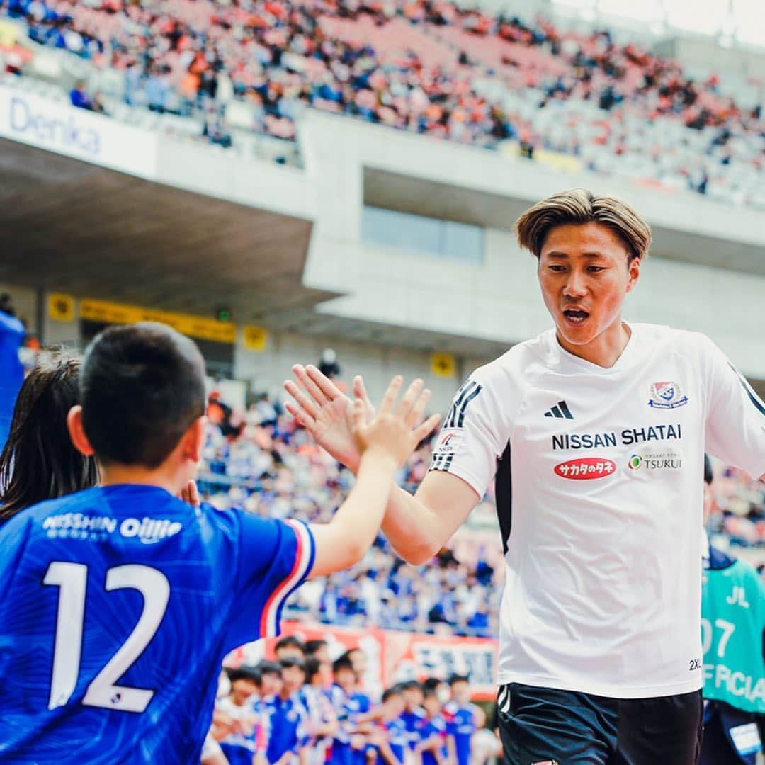 横浜F・マリノスさんのインスタグラム写真 - (横浜F・マリノスInstagram)「High five with F.Marinos school players🖐️#fmarinos #Jリーグ」5月19日 12時21分 - yokohamaf.marinos