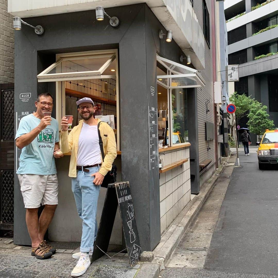 ABOUT LIFE COFFEE BREWERSさんのインスタグラム写真 - (ABOUT LIFE COFFEE BREWERSInstagram)「【ABOUT LIFE COFFEE BREWERS 道玄坂】  Hello! This is ALCB Dogenzaka!  It's raining today☔️  However, we are very happy to see so many people visiting our store, thank you very much🙏  We are open from 09:00-18:00 today!  こんにちは！ ALCB道玄坂です！  本日はあいにくの雨ですが、来店して頂く方が多くとても嬉しいですありがとうございます🙏  ホットアイスどちらも美味しく頂ける気温ですね、気分に合わせてお好みでご注文ください🙌  本日も09:00-18:00で営業です！  #aboutlifecoffeebrewers #aboutlifecoffeerewersshibuya #aboutlifecoffee #onibuscoffee #specialtycoffee #tokyocoffee #tokyocafe #shibuya」5月19日 12時21分 - aboutlifecoffeebrewers