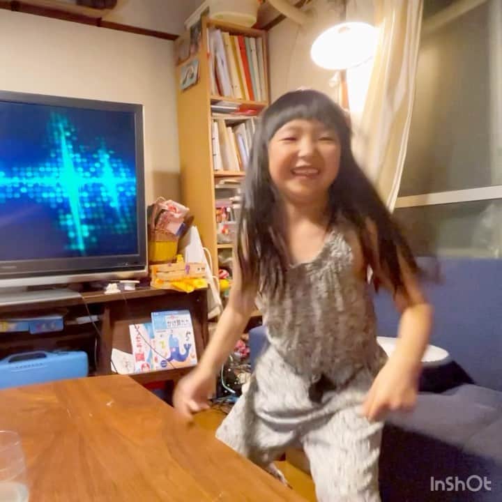 新井美穂のインスタグラム：「最近#お家カラオケ にハマっている母娘 毎晩ノリノリ😂 #娘6歳11ヶ月#おふぃしゃるひげだんでぃずむ」