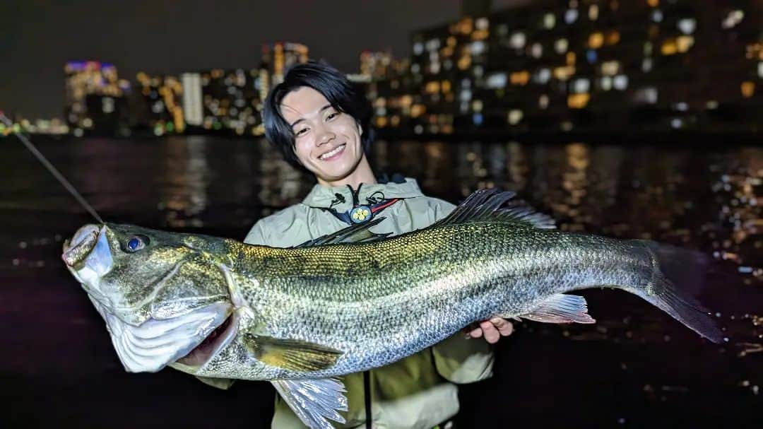 外山将平のインスタグラム：「まさかここで…　　　　　　　　　　　　　　  湾奥運河モンスター出現🐟　　　　　　　　 体高やばすぎの86cm。　　　　　　 重さと、太さが半端なかったです。　　　　　　　　　　　　　　　　　　　　　　 ヒットルアーはスネコン130TG やってくれましたぜ…。　　　　　　　　　　 　　　　　　　　　　　　　　　　　　　　　　　　 #BlueBlue #アングラーズマイスター　　　　　　　　　　　　　　　　　　　　　　　　　　　　　　　 #TOKYO　　　　　　　　　　　　　　　　　　 #スネコン130TG　　 　　　　　　　　　　　　　　　　　　　 　　　　　　　　　　　　　　　　　　　　　　　　　 　　　　　　　　　　　　　　　　　　　　　  ◆釣りにかかわらず､出たゴミは持ち帰りましょう！ 一人一人の意識で自然は守れます。 釣り場､自然を大切に🐟　　　　　　　　　　　　　　　　  ◆キャスト時は必ず後方確認をして ルアーや針が歩行者､同行者に当たらないようにしましょう。　　　　 　　　　　　　　　　　　　　　　　　　　　　　　　　　　　　 ◆釣り際はライフジャケット着用をお願い致します。　　　　　　　 命を守りましょう！　　　　　　　　　　　　 　　　　　　　　　　　　　　　　　　　　　 ◆YouTube⇩(始めました！チャンネル登録お願いします😊) https://youtube.com/channel/UC07x3DbJCNv_gAFvAjaWQMQ　　　　　　　 　　　　　　　　　　　　　　　　　　　　　  ◆アングラーズ↓🎣 将平(syohei) https://anglers.jp/users/530231 こちらもチェックお願い致します🐟　　　　　　　  ◆Twitter↓ https://mobile.twitter.com/syohei_1108 こちらもフォロー宜しくお願い致します！🙇‍♂　　　　　 　　　　　　　　　　　　　　　　　　　　　　　　　　　　　　　　　　　　　　　　　　　　　　　 　　　　　 　　　　　　　　　　　　　　　　　　　　 　　　　　　　　　　　　　　　　　　　　　　　　　　　　 #今日の外山 #俳優 #外山将平  #釣り好きな人と繋がりたい #釣りスタグラム #シーバス #東京湾奥 #釣りの成長記録 #釣りで人生を豊かに  #fishing #lurefishing #lure #bass #catchandrelease #fish #fishinglife #bigfish #lunker #angling #instafish  #bassfishing #seabass」