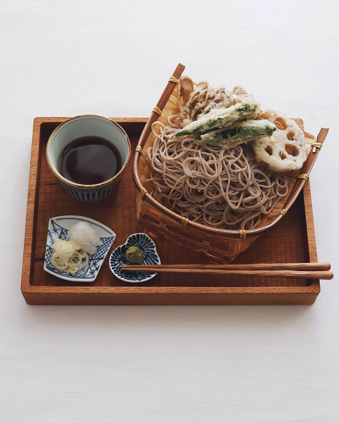 樋口正樹さんのインスタグラム写真 - (樋口正樹Instagram)「soba lunch . 今日のお昼ご飯はお蕎麦で、 オクラとレンコンと舞茸の 天ぷらを添えて、つるっと😋 . 引き続きザルは島根土産の どじょう掬いまんじゅうの ９個入りについていたカゴ。 既にお蕎麦などに８回ほど 活用したけどまだまだ丈夫👍 . . ⁡. #蕎麦 #ざるそば #もりそば #天ざるそば #オクラの天ぷら #更科そば #永坂更科 #そば好き #sobanoodles #sarashinasoba」5月19日 12時37分 - higuccini