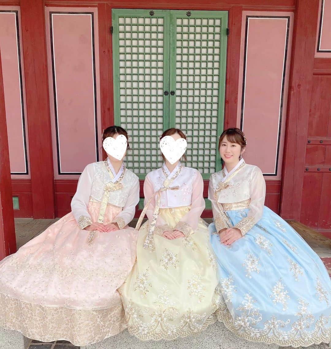 壽老麻衣のインスタグラム：「#ソウル旅行 シリーズ✈️✨ (行ったのは先月です🫶)  観光名所、景福宮！ 歴史があるだけではなく、 最近は高級ブランドのファッションショーやBTSのパフォーマンスなども行われている場所。 韓国ドラマのロケ地としても使われているそうで、ご覧になったことがあるという方も多いのでは…！🥺✨  韓服で行くと、入場料が無料に🫶🤍 (景福宮のあちこちにレンタルショップがあります)  そして、あちこちから聞こえてくる日本語…！🇯🇵 日本人韓国客もたくさんいて、賑わっていました😊」