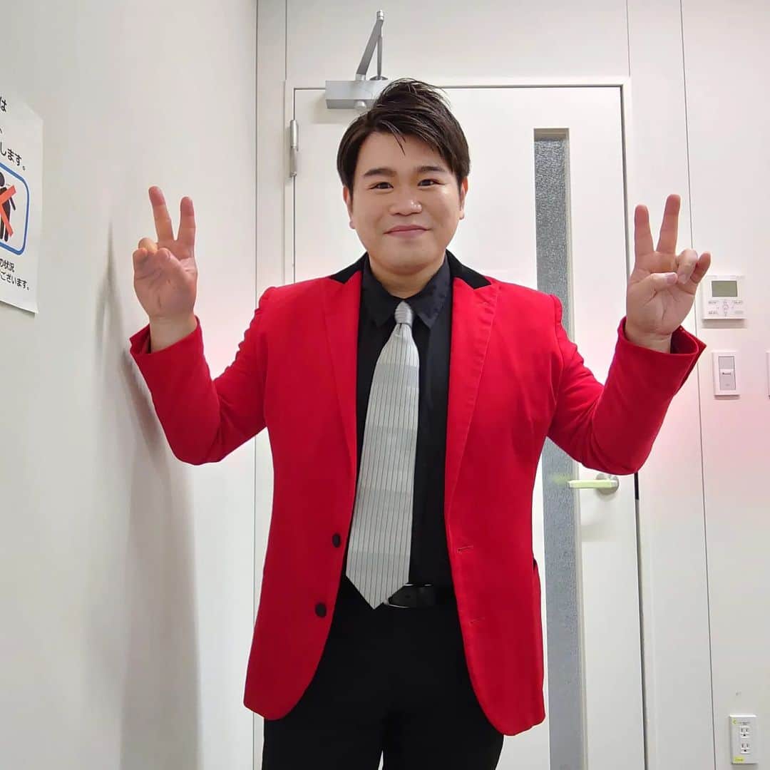 あしべのインスタグラム：「にしたんクリニックさんCMをものまねしてたら、新作は船越英一郎さん😲  にしたんクリニックへGO〜✋  にしたんたんた〜ん👊  ありがとうにしたんクリニックさん  #にしたんクリニック #あしべ #ものまね #郷ひろみ　さん #船越英一郎　さん」